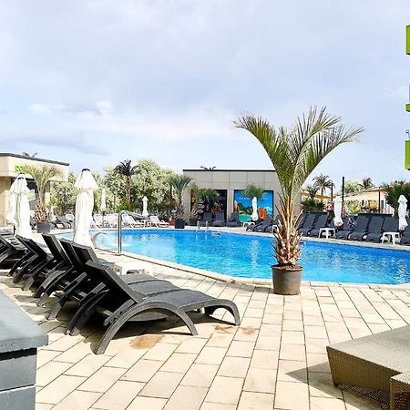 Moonlight Studio - Spa N Pools Beach Resort Mamaia Ngoại thất bức ảnh