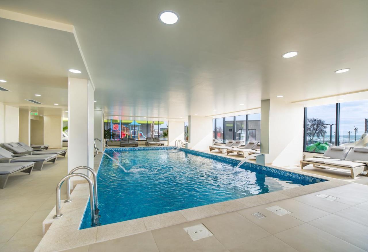 Moonlight Studio - Spa N Pools Beach Resort Mamaia Ngoại thất bức ảnh